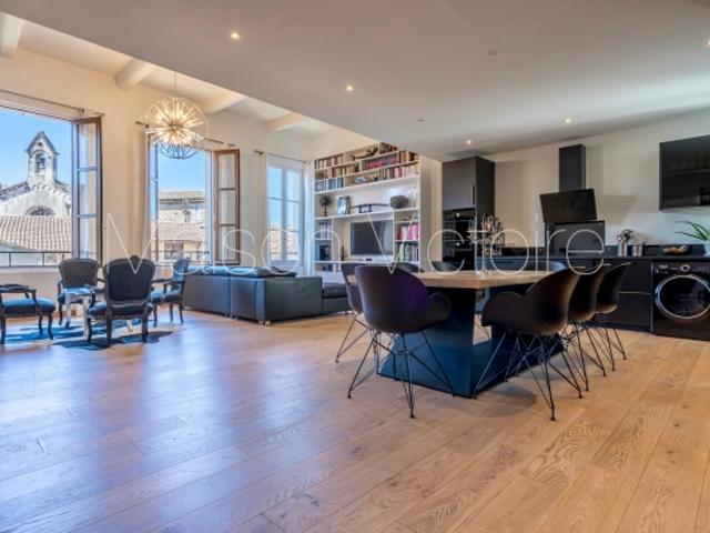 Loft duplex avec terrasse tropézienne au cœur de la ville