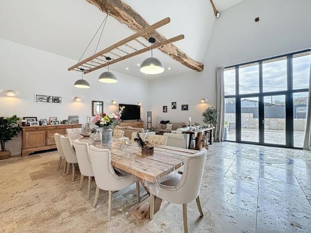 Loft rénové de 247m² avec terrasse à Corbelin