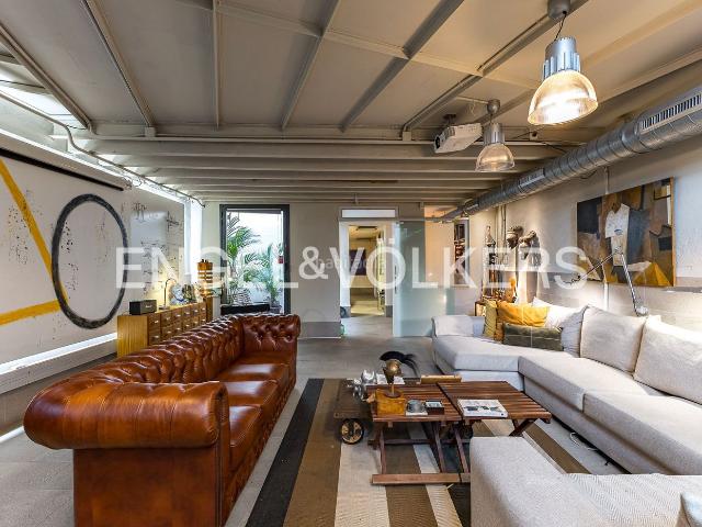 Loft en venta en Barcelona, Vila de Gràcia. Loft industrial con luz y carácter en Vila de Gràcia. EL ARTE DE VIVIR SIN TABIQUES. Lofts.