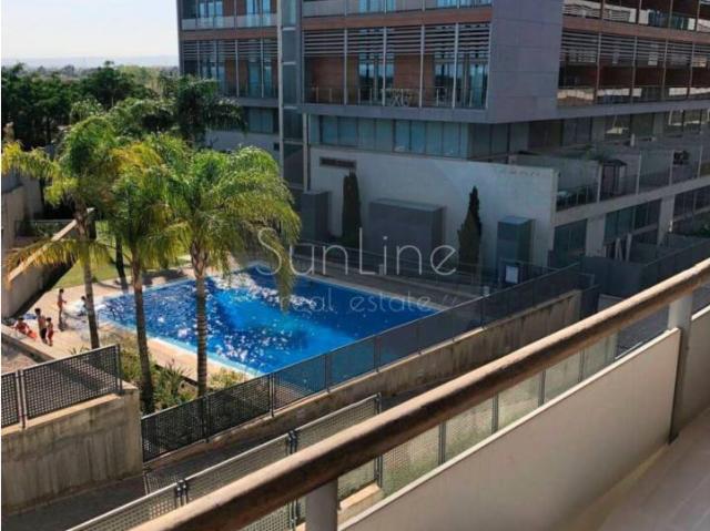 Loft espectacular en alquiler en un residencial con piscina y terraza privada
