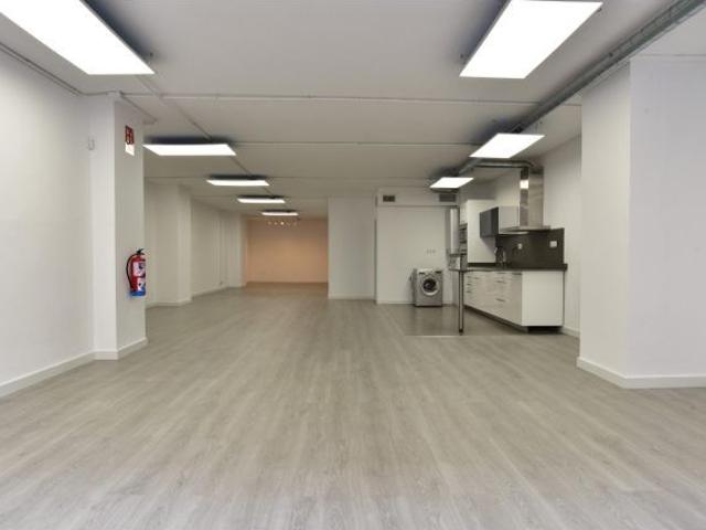 Loft Industrial reformado con office