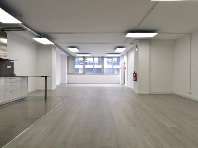 Loft Industrial reformado con office