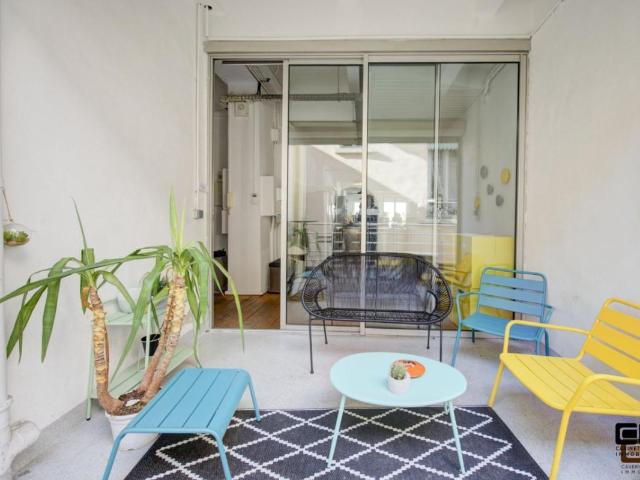 LOFT INDUSTRIEL 255 M² QUAI ARLOING avec terrasse et parking