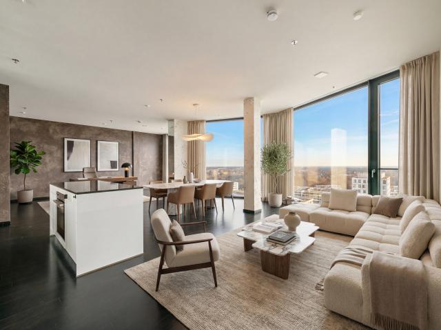 Loft Style und 180° Panorama: Design Domizil im 14. Geschoss des Friends Tower 2