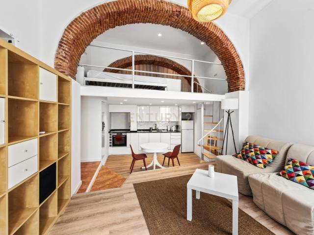 Loft T0 com Mezzanine Renovado em Alcântara