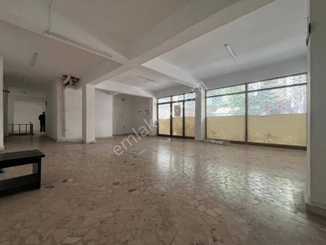 Loft Tan Fefaköy Merkezde Wc Li Mutfaklı 370m2 Kiralık Bodrumlu Dükkan