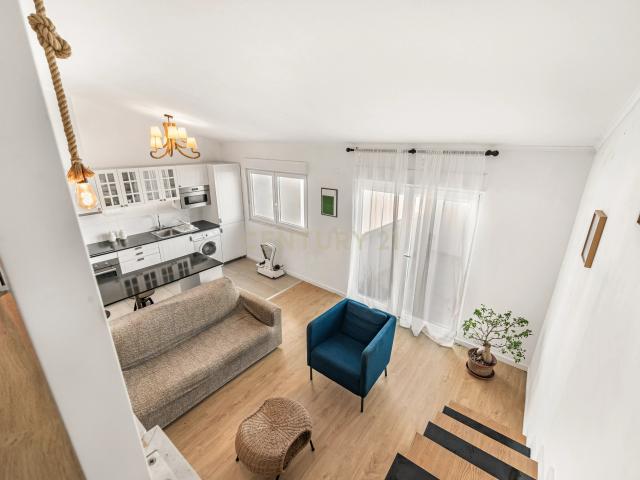 Loft urbano totalmente remodelado com mezzanino e terraço privativo — Montijo