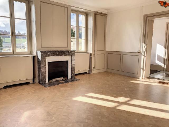 LOFT – with cathedral ceiling!