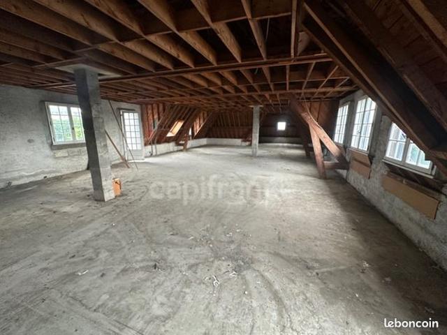 Loft 1 pièce 140 m²