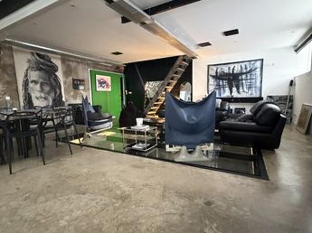 Loft 2 pièces 163 m²