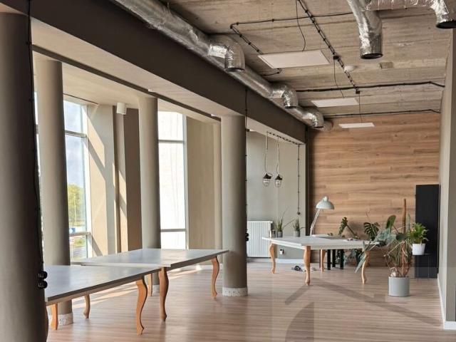 Loftowy lokal 450 m² z witrynami, klimatyzacją, gotowy!