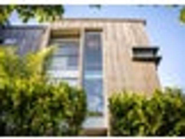 Lofty Coastal Chic with Wide Vistas