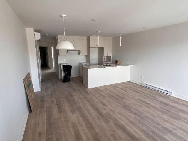 LOGEMENT 4 1/2 À LOUER PRÈS DU MÉTRO LONGUEUIL 1 JUIN 2026