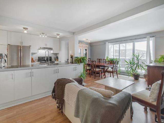 logement 5 1/2 avec cuisine rénovée, stationnement, 3 chambres à coucher, Duvernay, Laval