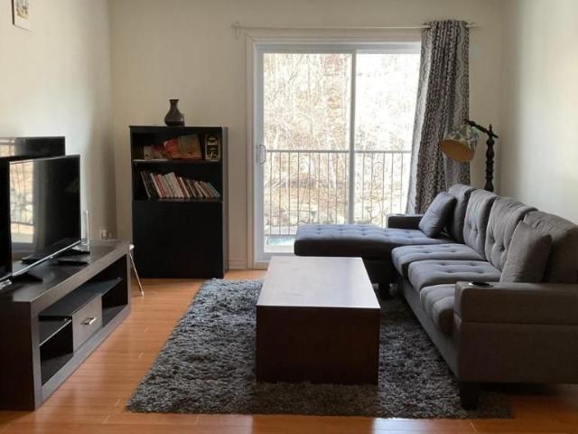 Logement 31/2 a l étage Bromont, laveuse, secheuse, remise et stationnement privé inclus 5 minutes du Sommet ! Venez visiter!