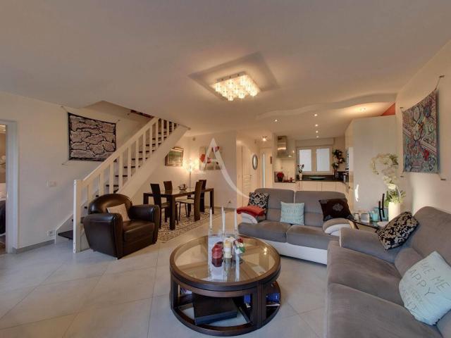 Logement TRIPLEX CHEVRY COSSIGNY 4 pièces 82 m2 avec garage e