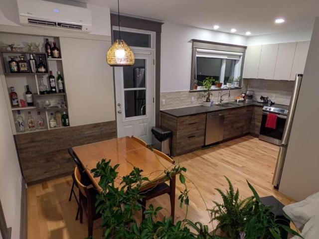 Logement à louer au coeur de Villeray Lumineux 5 1/2 au 3e étage, 2 chambres, 2 salles de bain, 2 balcons, climatisé, couchers de soleil, 5 électros