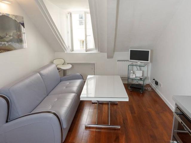 Logement à Paris, Location meublée T2 Place de la République, Le Marais PA 4355