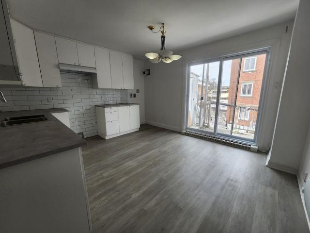Logement de 1 chambre, rénové à louer, offrant confort et modernité