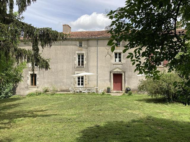 Logis vendéen du XVo siècle sur 2.5 hectares 190m² Chantonnay