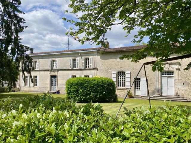 Logis Charentais avec dépendances dans son parc arboré 725m² Saint André de Lidon