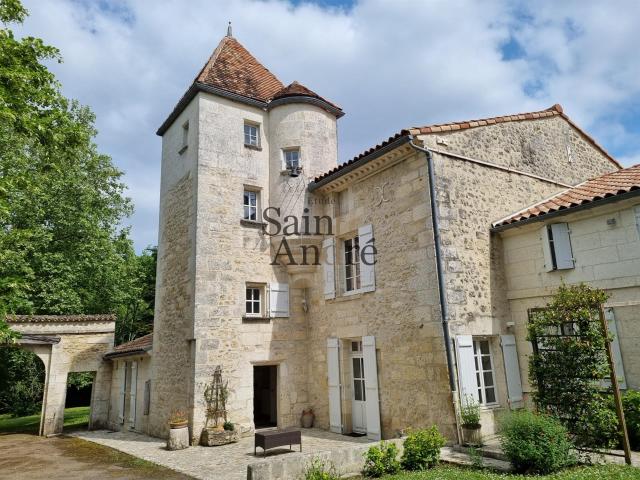 Logis du XVIe Aux portes d'Angoulême, 330m² Saint Michel