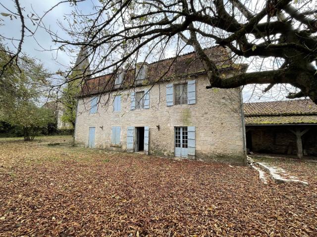 Logis du XVII ème de charme au coeur d'un village du Périgord