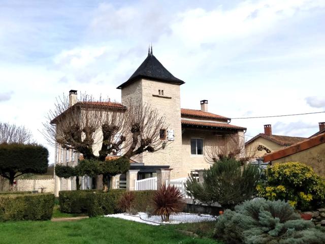 Logis Historique datant du XVIe siècle, Intérieur Raffiné, H. 172m² Barro