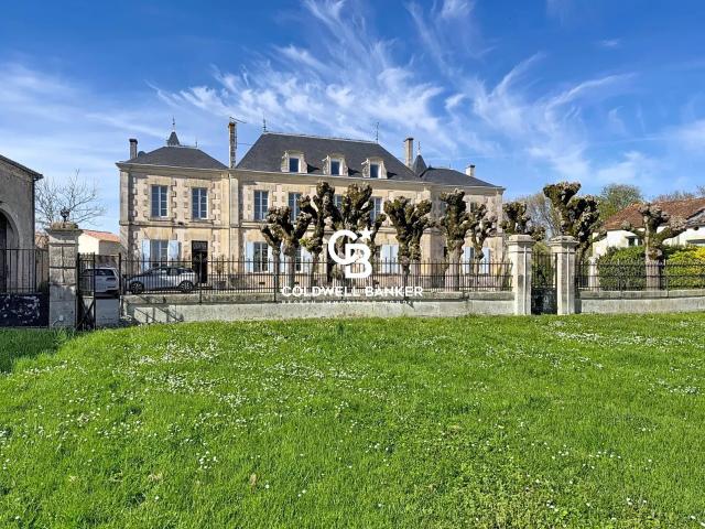 Logis Moderne avec Piscine Proche de Saintes 405m² Aumagne