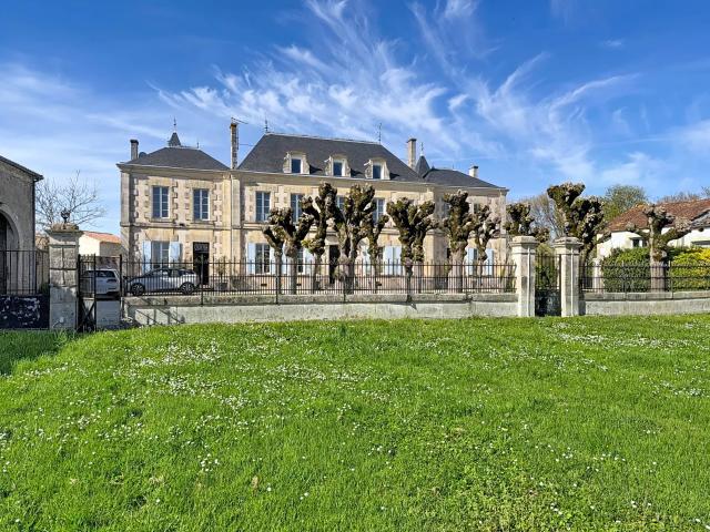 Logis Moderne avec Piscine Proche de Saintes