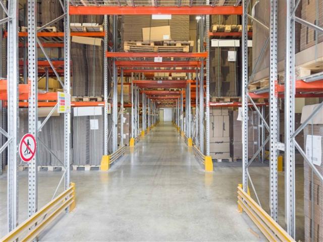 Logistikdepot ausgestattet mit Regalen Zugang zu den Entladerampen