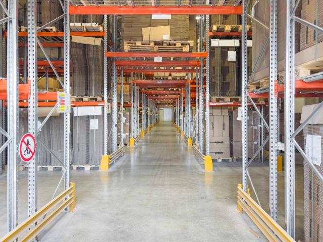 Logistikdepot ausgestattet mit Regalen Zugang zu den Entladerampen