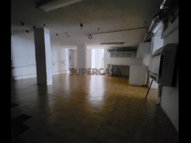 Loja/83 M2/Loures