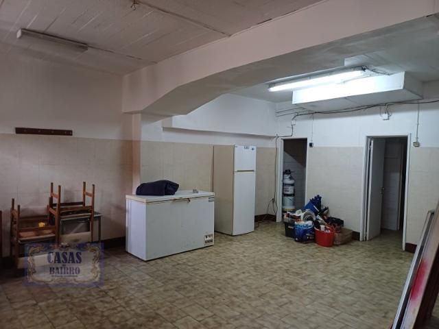 Loja multiusos de r/c + cave 40+60m2 junto às portas de Benfica Venda Nova