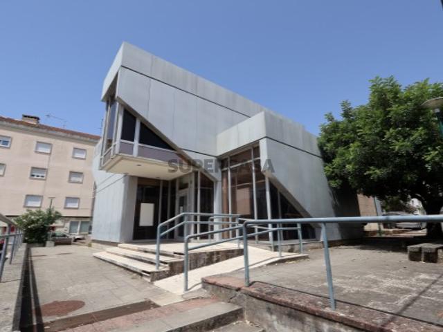 Loja numa zona consolidada e de forte dinâmica urbana, Mafra