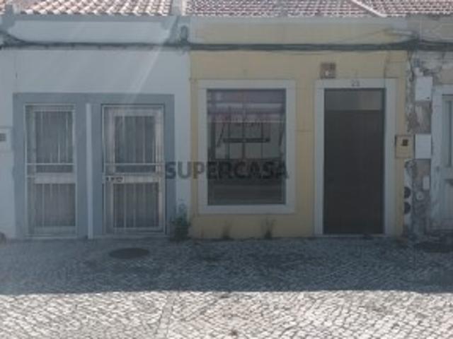 Loja na Av. Portela com Projeto de Mudança de Afetação para Habitação