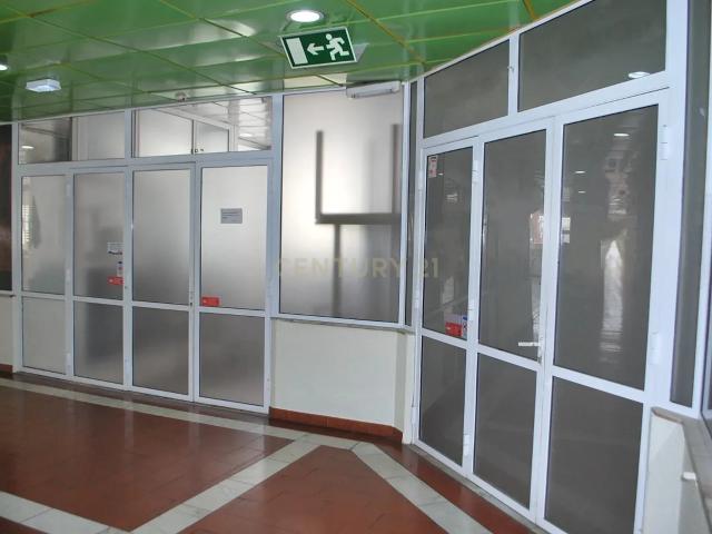 Loja na Amora com Terraço e Óptima Localização