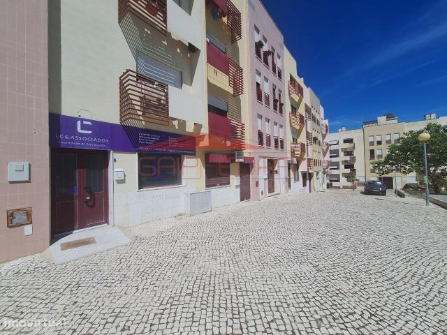 Loja na Caparica ideal para transformar em habitao tem duas frentes