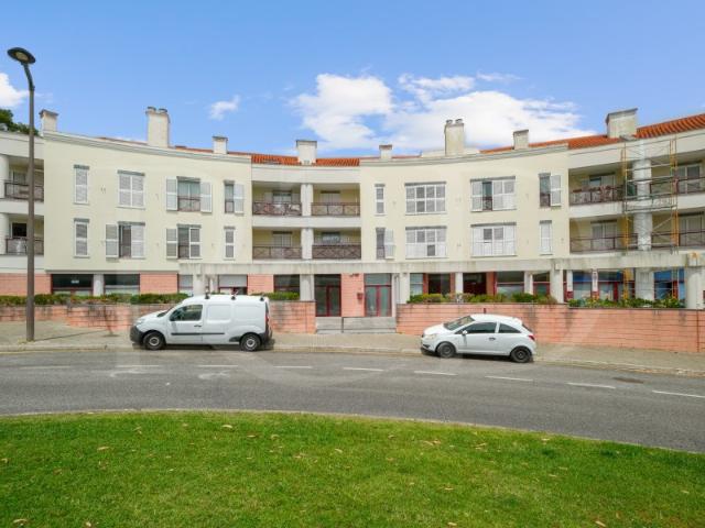 Loja na Rua das Azenhas Barcarena / Tagus Park