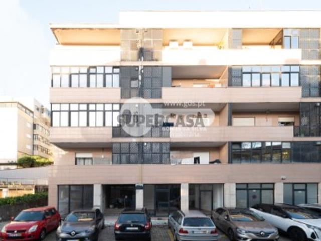 Loja na Rua Pedro Gomes Ourives com 219m2