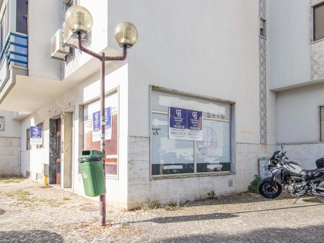 Loja na Reboleira junto ao Metro e Comboio