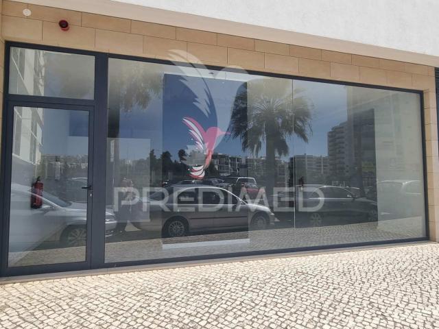 Loja na 2ª linha da Praia da Rocha, pronta a utilizar