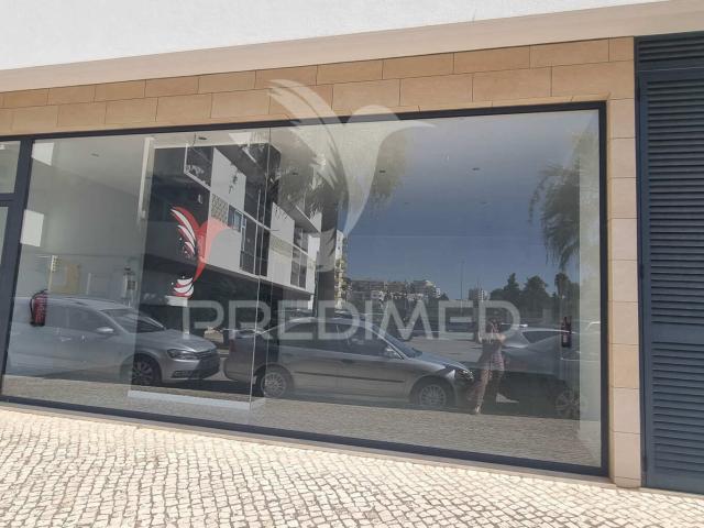 Loja na 2ª linha da Praia da Rocha, pronta a utilizar