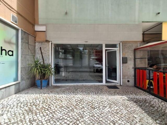 Loja no Cacém junto à Avenida dos Bons Amigos