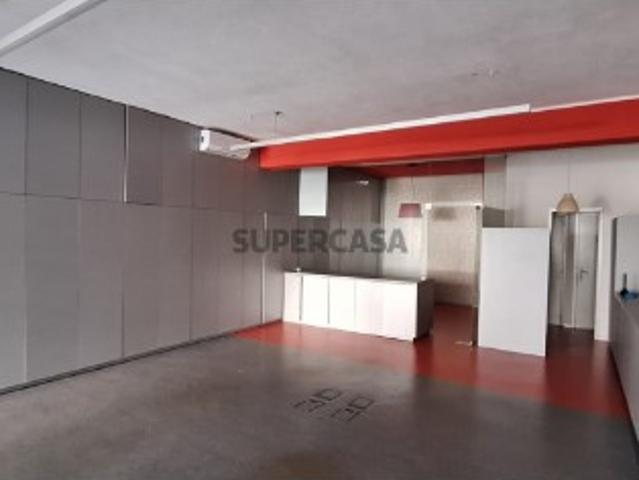 Loja no Castêlo da Maia com lugar de garagem