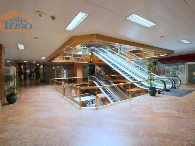Loja no Centro Comercial Brasilia com vista para a Rua