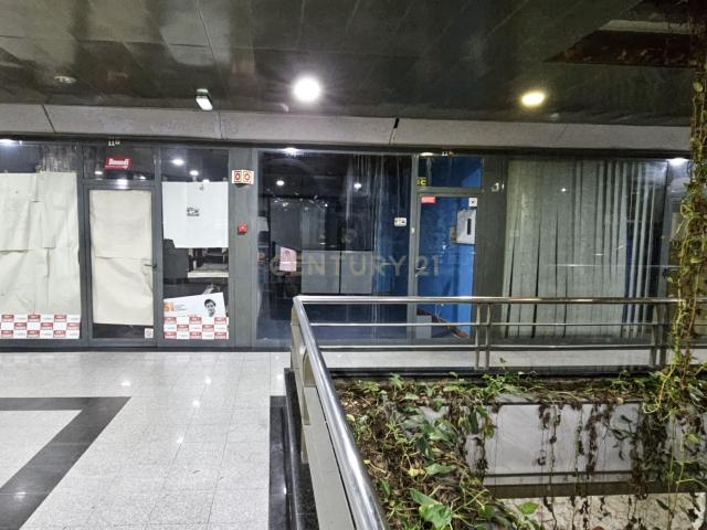 Loja no Centro Comercial Dom Dinis, em Coimbra