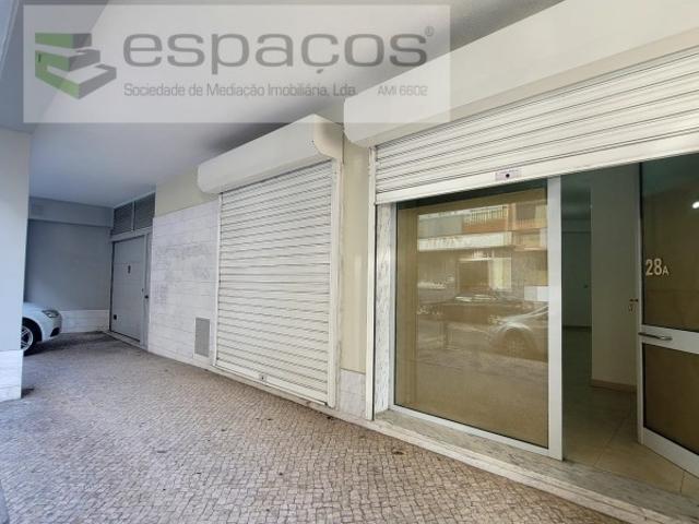 Loja no centro de Mem Martins