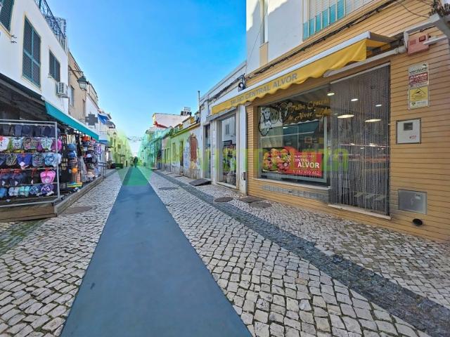 Loja no rés do chão e com Cave para Venda Centro de Alvor Potencial para comércio, serviços ou adaptação a outro conceito!