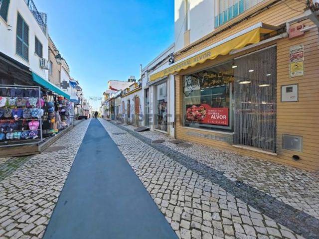 Loja no rés do chão e com Cave para Venda Centro de Alvor Potencial para comércio, serviços ou adaptação a outro conceito!
